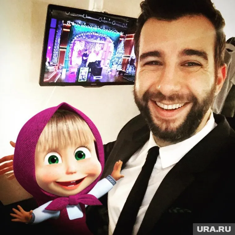 Ведущий часто шутит про известных персон