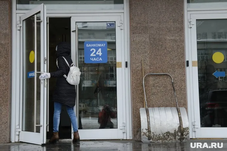 Банки рекомендуют сотрудникам работать из дома