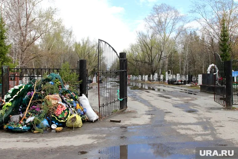 На кладбищах нет контейнеров, поэтому мусор складывают куда угодно