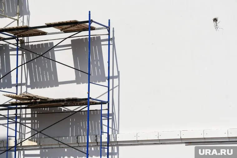 Курганец пострадал, когда проходил мимо стройки