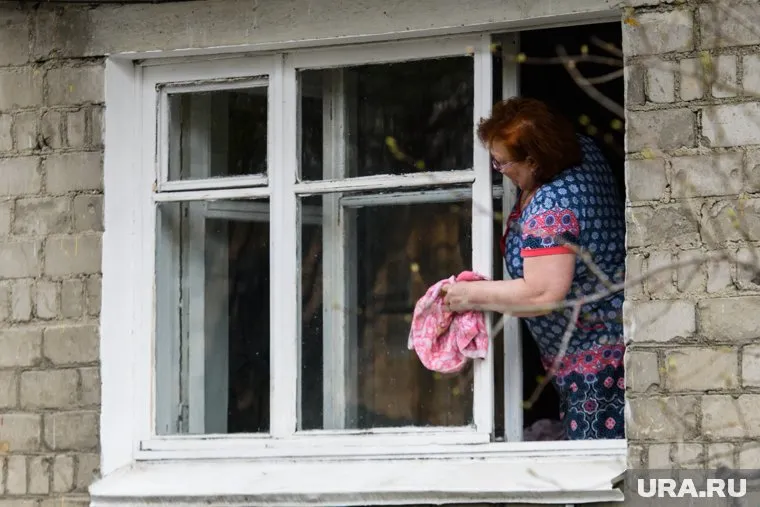 Если дома живет больной коронавирусом, нужно проводить влажную уборку дважды в день.