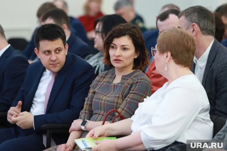 В Кургане заговорили об отставке директора департамента госрегулирования цен и тарифов Ирины Гагариной (в центре)