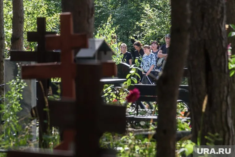 Жителей просят не задерживаться на кладбище после похорон и не оставлять еду