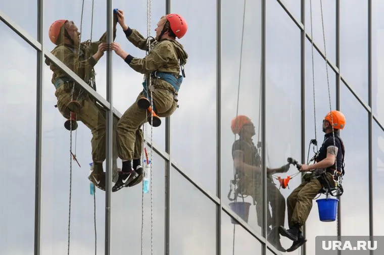 Стоимость мытья окон и балконов снаружи отличается от мойки изнутри