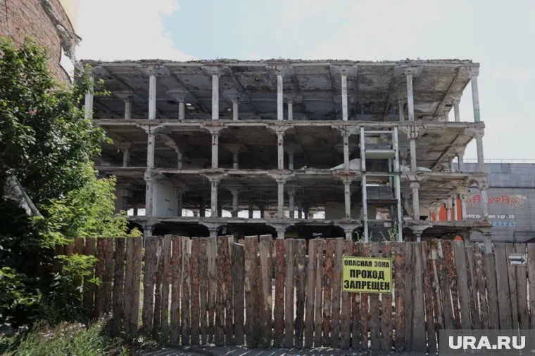 В Кургане приступили к сносу аварийного здания по улице Омская 101