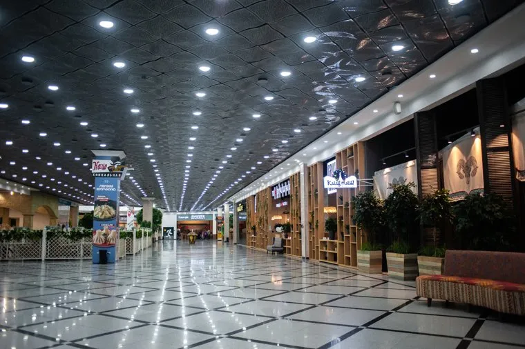 Сотрудники охраны проверяют тепловизорами температуру у посетителей торгового центра. Екатеринбург