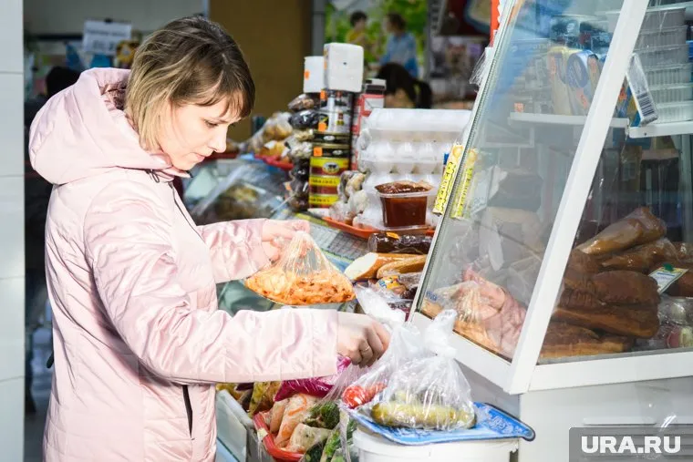 Экономисты не поняли, почему доходы растут, а средний чек в магазине сокращается