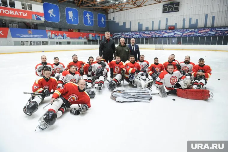 Депутат Барбашин (в центре) провел торжественную церемонию вручения спортинвентаря 