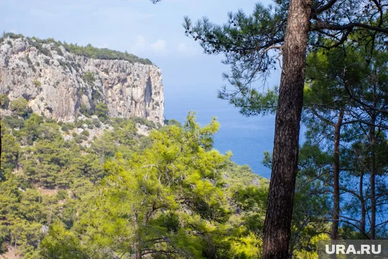 Турист сорвался, когда подошел к краю обрыва