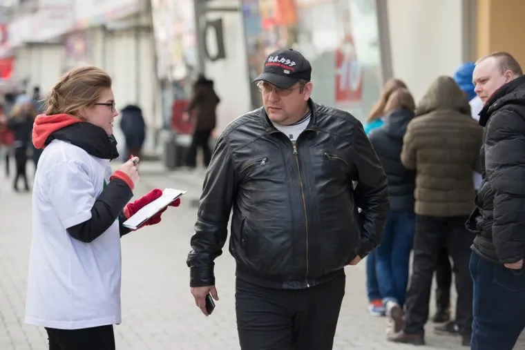 Сбор подписей за праздник "Присоединение Крыма". Екатеринбург, сбор подписей