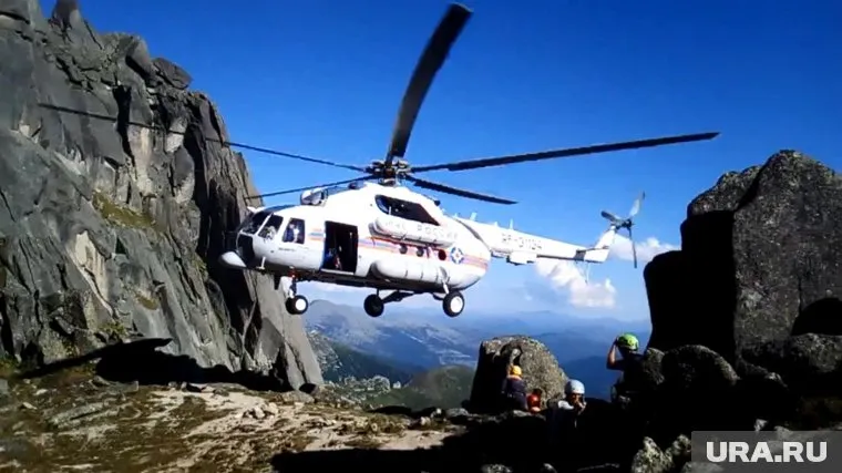 Видео уникальной спасательной операции сняли альпинисты