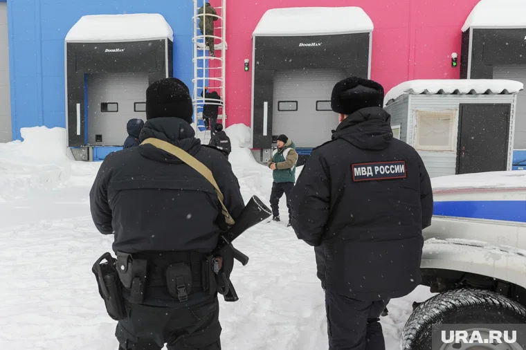 Сотрудники МВД и Росгвардии нашли мигрантов на складе интернет-магазинов  