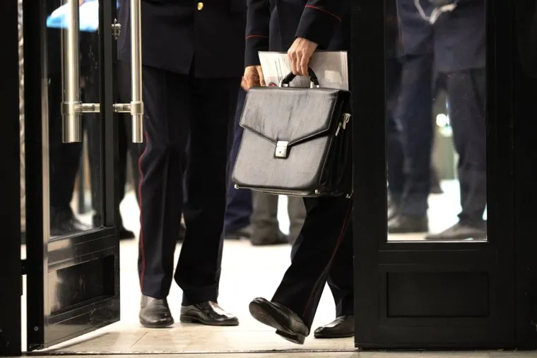 Чиновник, бизнесмен, портфель. Москва