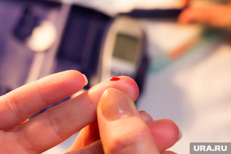 При диабете необходимо регулярно контролировать анализы крови (архивное фото)