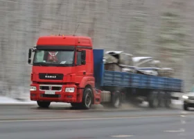 В ЯНАО грузовик перевернулся с трассы в кювет