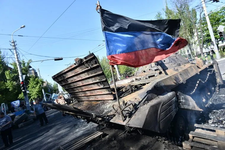 Мариуполь. Мародерство и пожар в поспешно оставленной военными воинской части. Украина, мариуполь, флаг донбасс, бронетехника