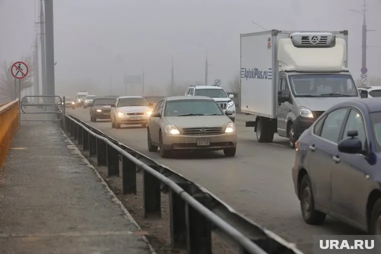 Движение по мосту до сих пор не открыли (архивное фото)