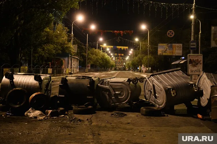 Баррикадами протестующих стали мусорные баки