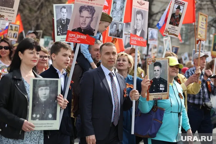 Губернатор Вадим Шумков (в центре) вместе с сыном возглавил шествие «Бессмертного полка» в Кургане