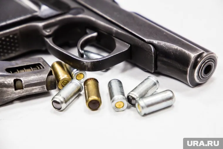 Мужчина охраняет войсковую часть и имеет лицензию на владение оружия