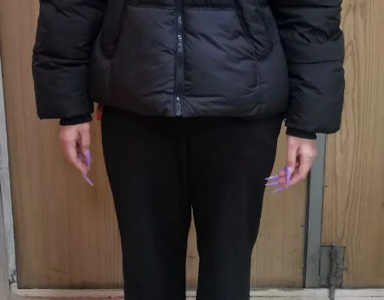 Особая примета курьерши - супердлинные ногти 