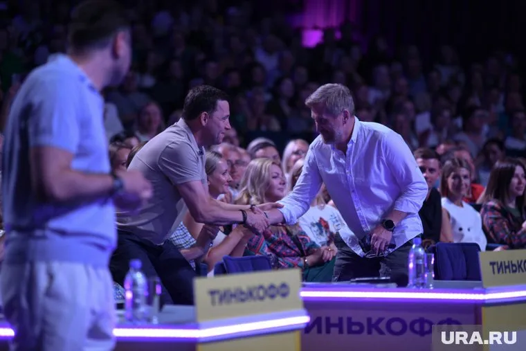 Пришли на мероприятие и уральские ветераны КВН. Евгений Куйвашев с Андреем Рожковым