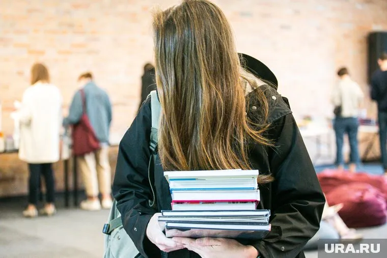 На барахолке можно будет найти интересные книги по мочь людям