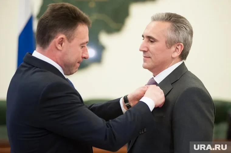 Игорь Холманских передал Александру Моору медаль от Владимира Путина