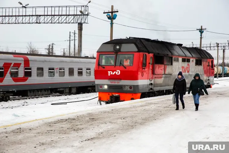 Жещина шла по железнодорожным путям