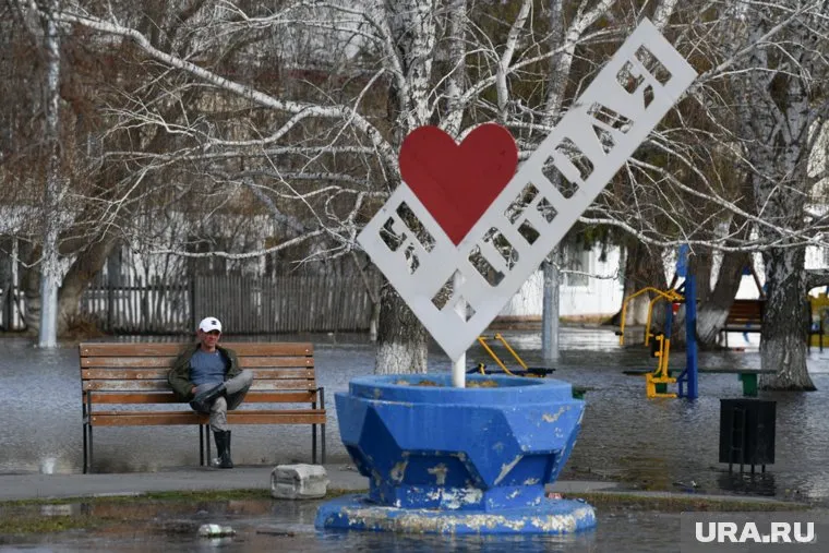 Воду раздавали жителям на подтопленных территориях