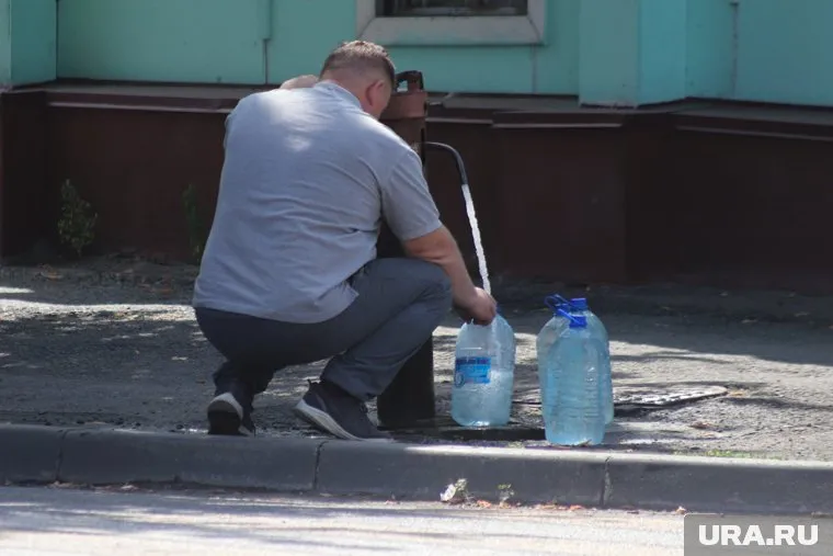 Жильцы многоквартирного дома вынуждены ходить за водой до ближайшей колонки (фото из архива)