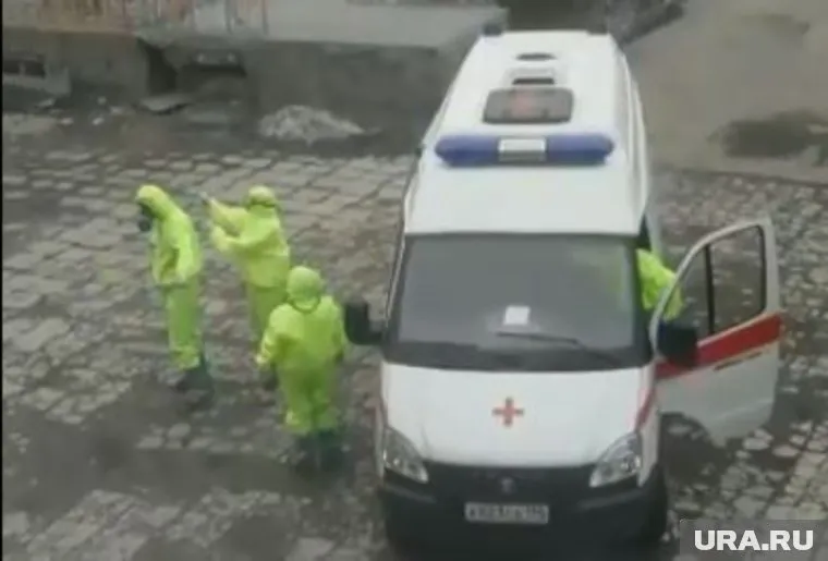 После их помещения в больницу медики скорой помощи обработали себя и друг друга дезсредствами
