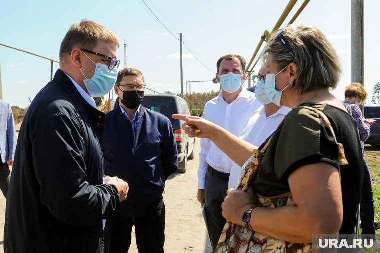 Алексея Текслера (слева) просили о новой дороге жители Джабыка