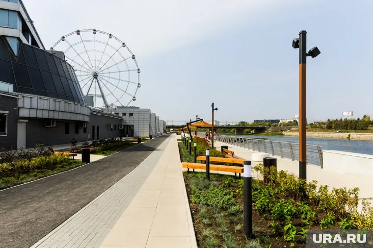 Мужчина упал в реку около ТРЦ "Мегаполис"