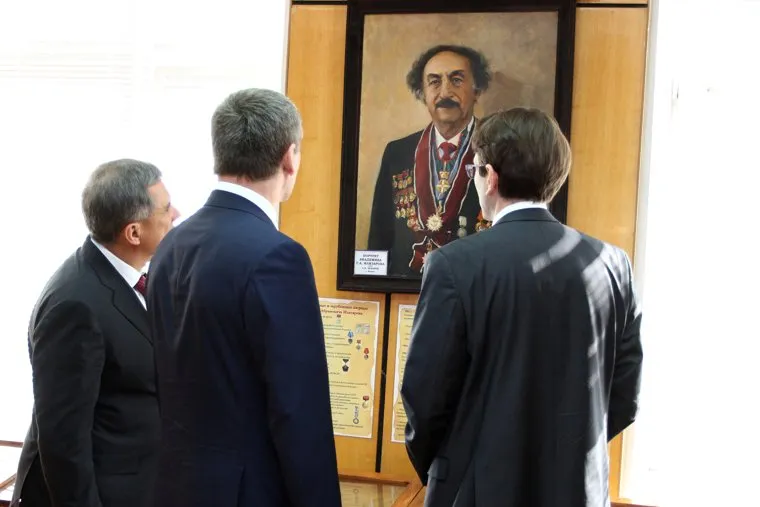 Рустам Минниханов Посещение ФГБУ «РНЦ «ВТО» им. акад. Г.А. Илизарова» Курган, портрет илизарова, центр илизарова