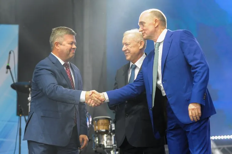 Почетные граждане города на праздничном концерте. Челябинск, рукопожатие, тефтелев евгений, дубровский борис, мошаров станислав