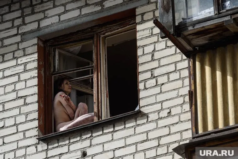 Женщина выбила стекла