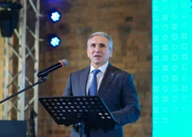 Моор вручил тюменским студентам именные стипендии