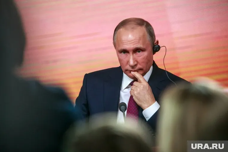 Владимир Путин все вопросы «прямой линии» собрал в «зеленую папку»