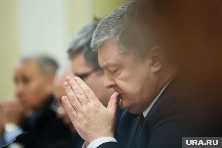 Порошенко всячески показывает желание остаться в политике