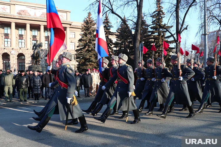 Возложение венков к памятнику маршалу Жукову. Екатеринбург