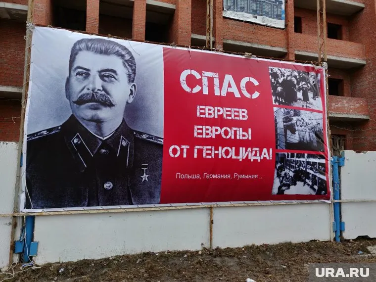 Баннер размещен на проходном месте, на перекрестке улиц Мелик-Карамова и Югорской