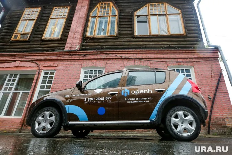 Оконная рама выпала из здания прямо на автомобиль