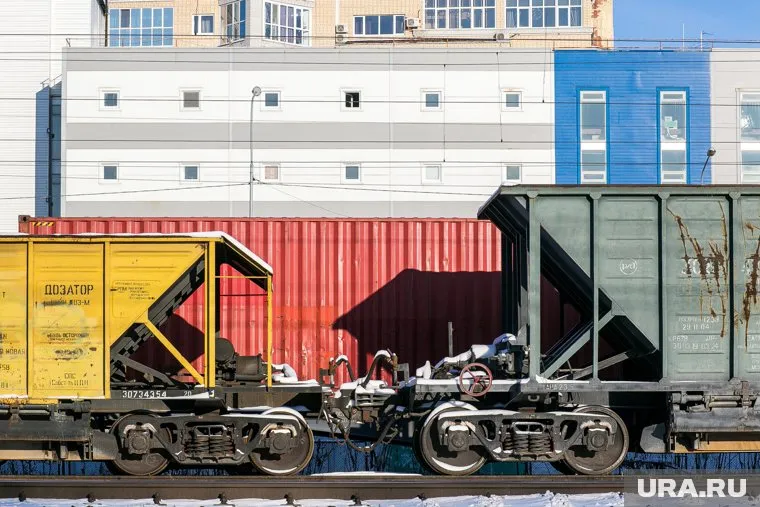 Вагоны грузового поезда сошли с рельсов после того, как на пути вне переезда выехал автомобиль