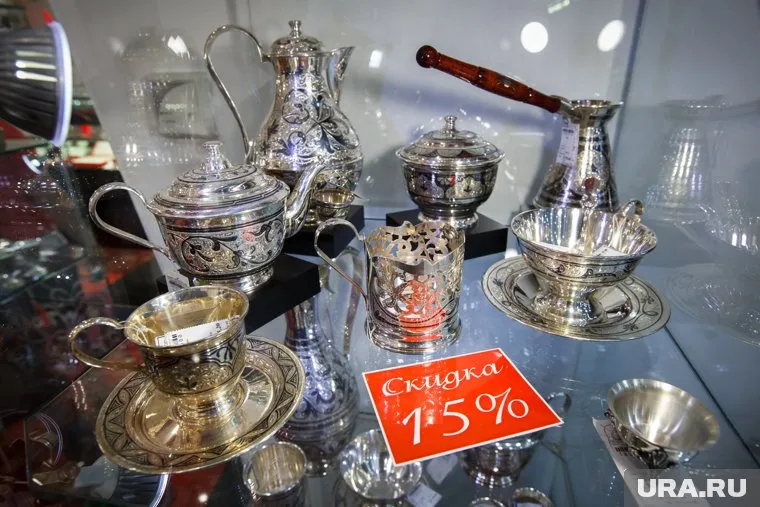 Чайник выполнен из стекла и серебра с позолотой, украшен фигурами персонажей сказки "Репка"