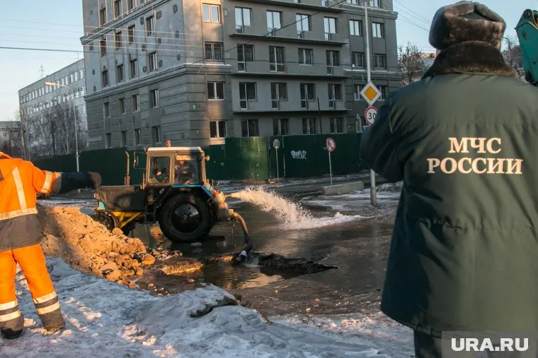 На место аварии подтянулись городские спецслужбы