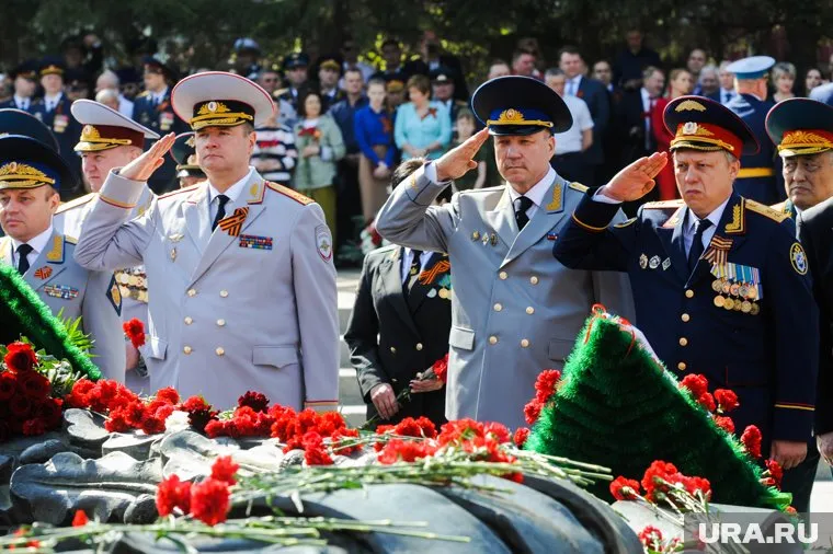Андрей Сергеев (слева) может уйти на пенсию, Юрий Никитин (в центре) уже отдыхает, Денис Чернятьев (справа) ждет перевода