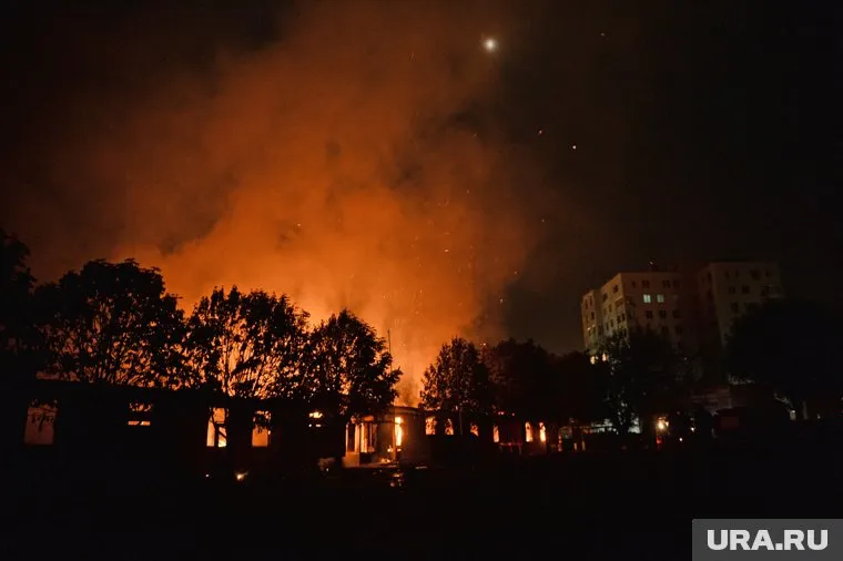 Огонь полностью уничтожил старинный замок (архивный снимок)