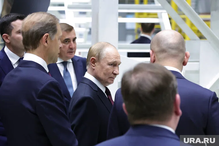 Владимир Путин пообщался с рабочими завода во время визита в Пермь