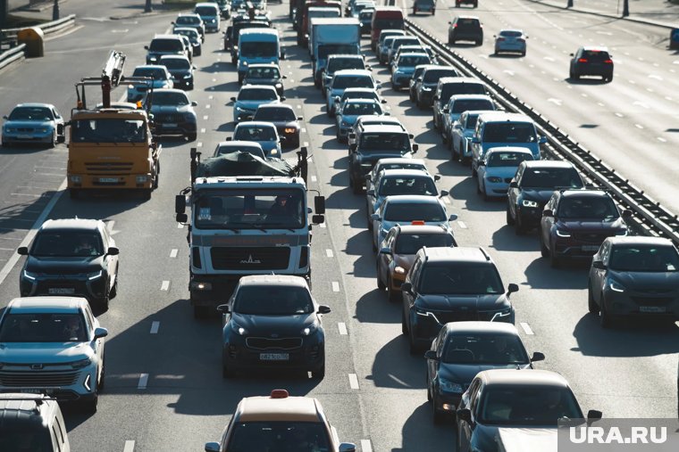 Российские продавцы терпят огромные убытки из-за бесконечной пробки на выезде из Казахстана